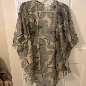 Airy floral kimono with gold metallic trim